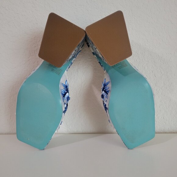 Betsy Johnson BLUE/ WHITE Size 8.5 Floral Sweet Vintage Block Heel Embroider - Picture 6 of 8